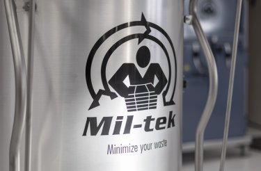 Gros plan d’une presse à déchets en acier inoxydable