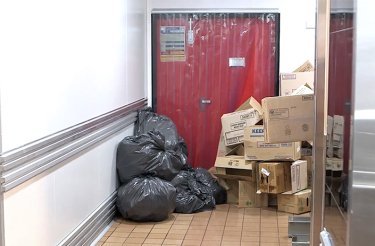 Déchets à l’entrée arrière d’un restaurant
