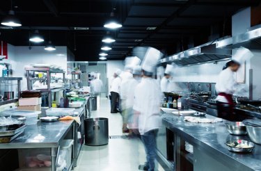 Hommes avec des toques de chef dans une cuisine de restaurant