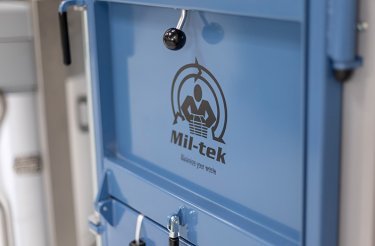 Presse à balles électrique avec porte bleue