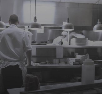 Homme dans une cuisine de restaurant