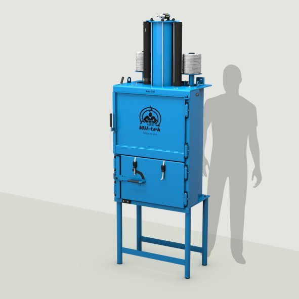 Presse à balles verticale Mil-tek 2102 pour carton et plastique avec silhouette de référence pour l’échelle