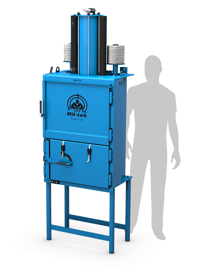 Presse à balles verticale Mil-tek 2102 pour carton et plastique avec silhouette de référence pour l’échelle