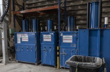 Plusieurs presses à balles verticales Mil-tek pour carton et plastique en environnement industriel