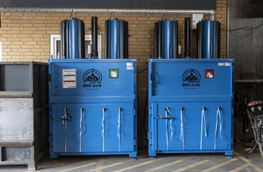 Deux presses à balles verticales Mil-tek 2509 pour carton et plastique en environnement industriel