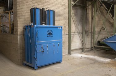 Presse à balles verticale Mil-tek 2509 pour carton et plastique en environnement industriel