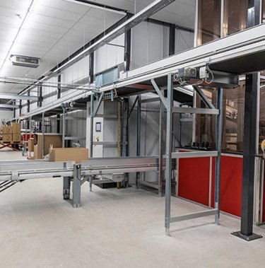 Système de convoyage pour la gestion automatisée des cartons dans un entrepôt logistique