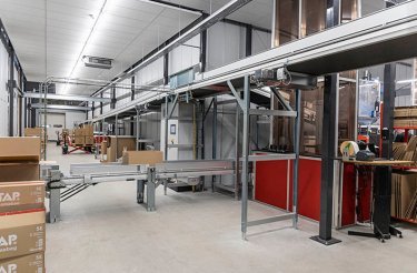 Système de convoyage pour la gestion automatisée des cartons dans un entrepôt logistique