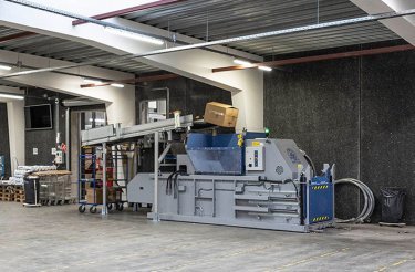 Presse à balles avec convoyeur pour le compactage automatisé des déchets carton