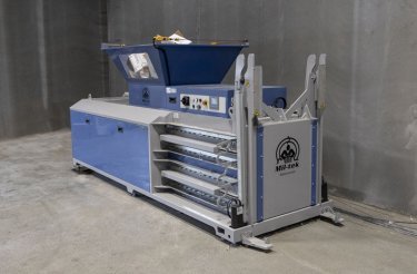 Presse à balles horizontale Mil-tek E819 dans un environnement de travail réel