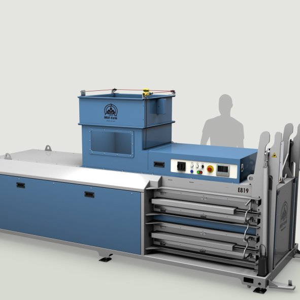 Presse à balles horizontale Mil-tek E819 sur fond vert