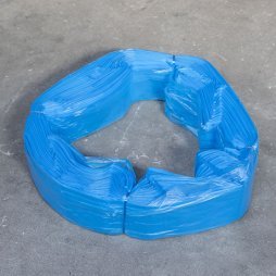 Cartouche de sacs en plastique bleus Infinity format XL, disposée en anneau sur une surface grise