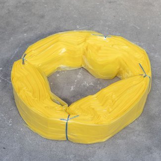 Cartouche de sacs en plastique jaunes Infinity format XL, liée avec du fil bleu, disposée en anneau sur une surface grise