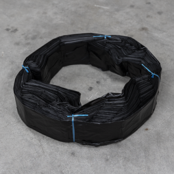 Cartouche de sacs en plastique noirs Infinity format XL, liée avec du fil bleu, disposée en anneau sur une surface grise