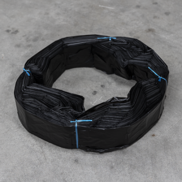 Cartouche de sacs en plastique noirs Infinity format XL, liée avec du fil bleu, disposée en anneau sur une surface grise