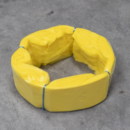 Cartouche de sacs en plastique jaunes Infinity format standard, liée avec du fil bleu, disposée en anneau sur une surface grise